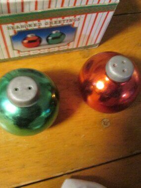 russ vtg salt and pepper shaker look like ornaments with silver crowns